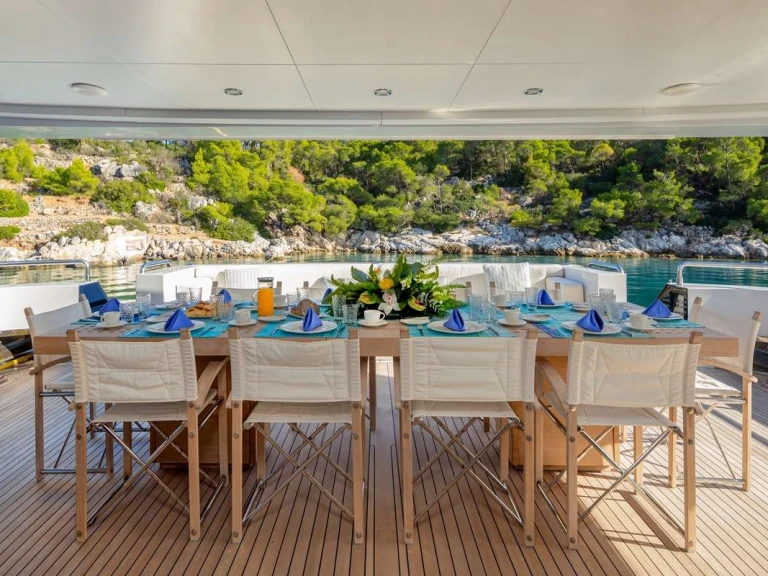 Mondomarine ZALIV III między profesjonalistami a osobami prywatnymi w Ateny