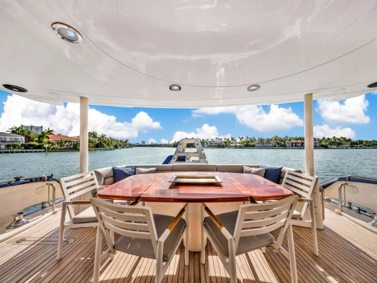Wynajem Luksusowy jacht Sunseeker z patentem 