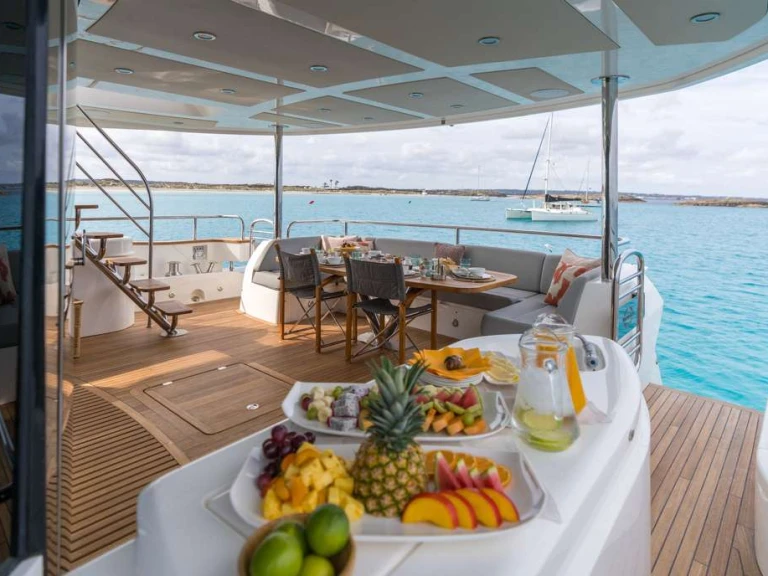 Wynajem Luksusowy jacht Sunseeker z patentem 