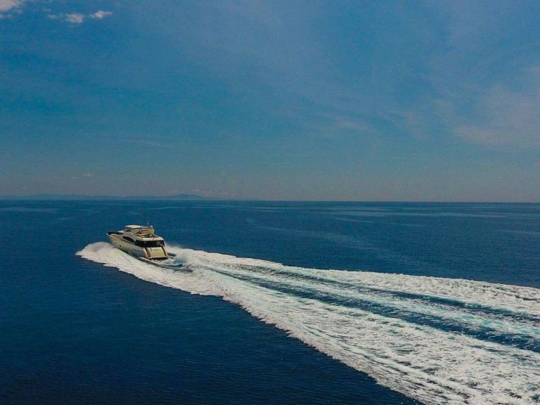 Ferretti MISS KATARIINA między profesjonalistami a osobami prywatnymi w Trogir