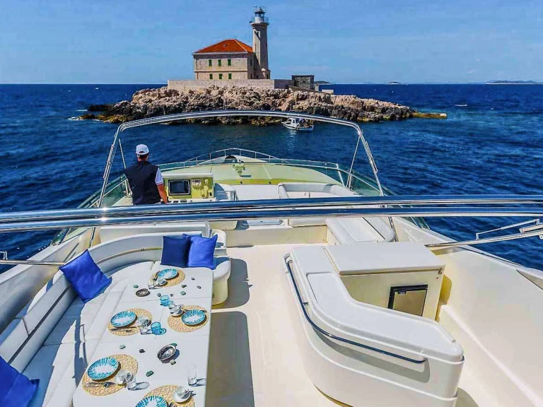 Wynajmij Ferretti MISS KATARIINA w Trogir