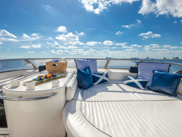 Sunseeker LeoLena między profesjonalistami a osobami prywatnymi w Miami Beach