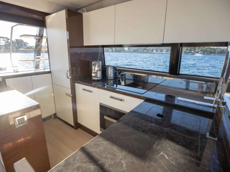 Prestige Yachts Apollonia między profesjonalistami a osobami prywatnymi w Lazurowe Wybrzeże