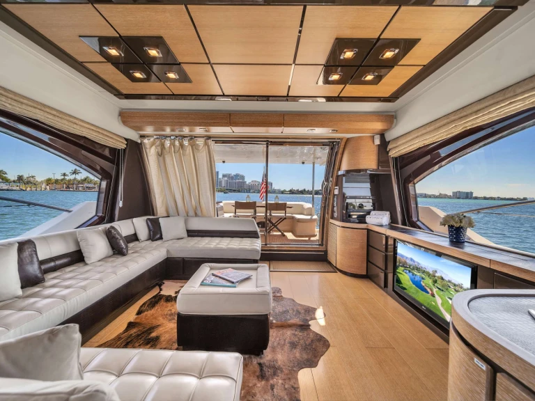 Azimut LUPO II między profesjonalistami a osobami prywatnymi w Sunny Isles Beach