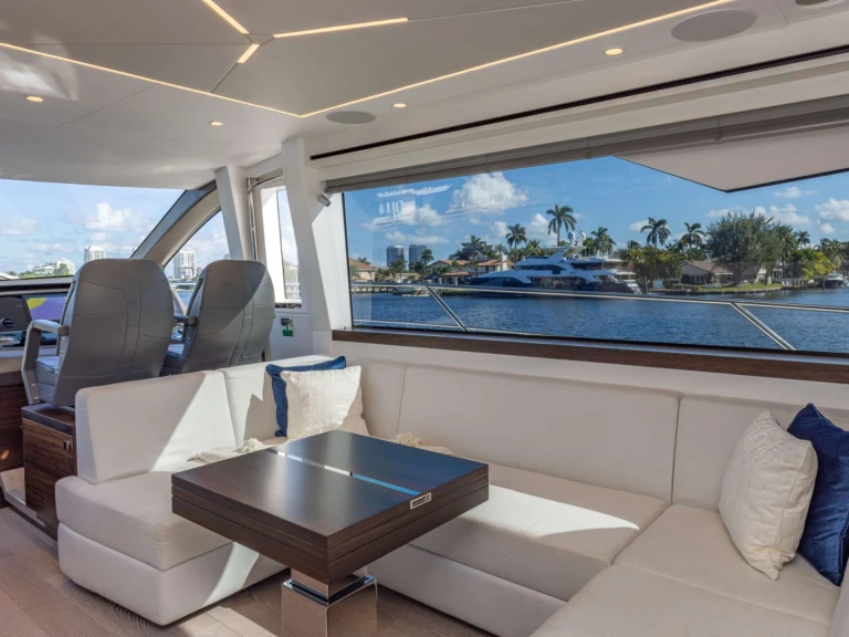 Sunseeker HIGH ROLLER między profesjonalistami a osobami prywatnymi w Sag Harbor