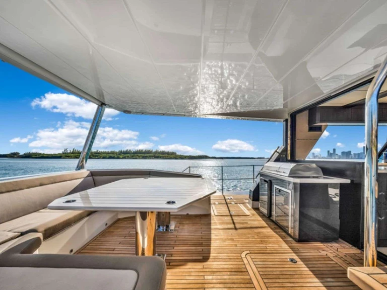 Wynajmij Luksusowy jacht z lub bez skippera Galeon w Miami Beach
