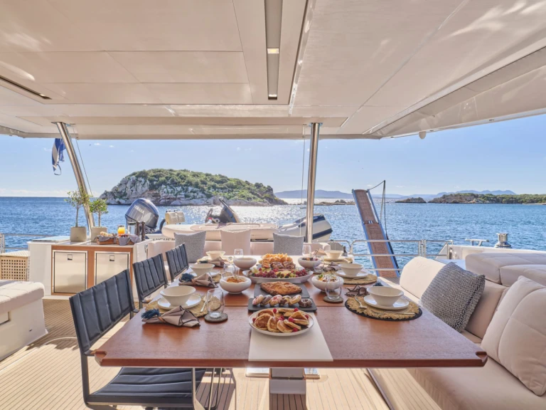 Fountaine Pajot MAJESTY OF GREECE między profesjonalistami a osobami prywatnymi w Nea Peramos