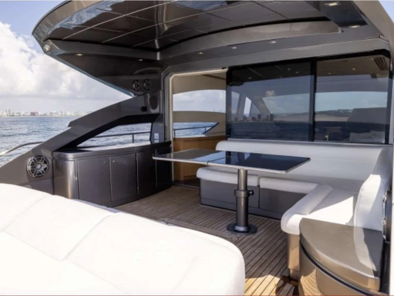 Wynajmij Pershing Wind w Miami