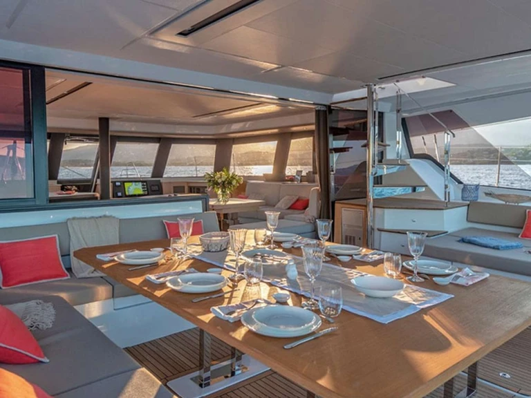 Fountaine Pajot LISA OF THE SEAS między profesjonalistami a osobami prywatnymi w Neapol