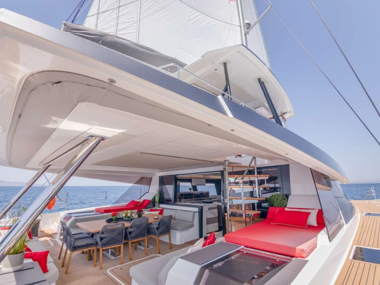 Fountaine Pajot ASTORIA między profesjonalistami a osobami prywatnymi w Piraeus