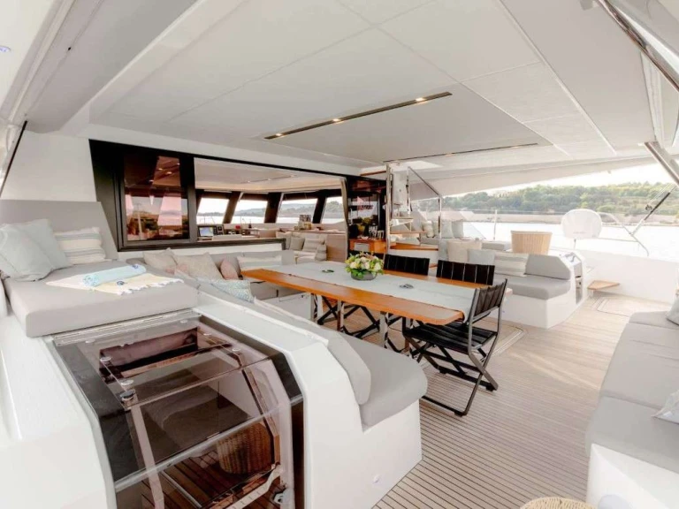 Fountaine Pajot ALLURE między profesjonalistami a osobami prywatnymi w Alimos