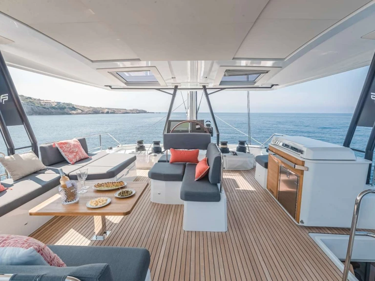 Fountaine Pajot 7th heaven  między profesjonalistami a osobami prywatnymi w Piraeus