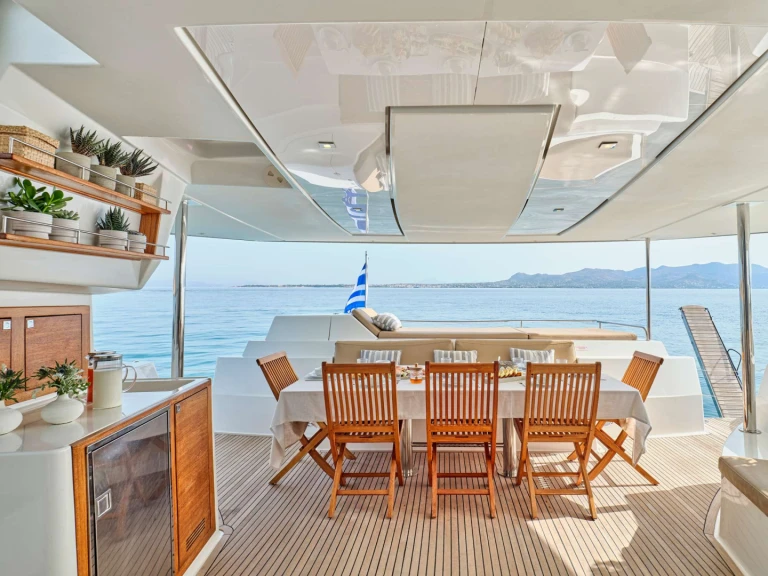 Fountaine Pajot HIGH FIVE między profesjonalistami a osobami prywatnymi w Nea Peramos