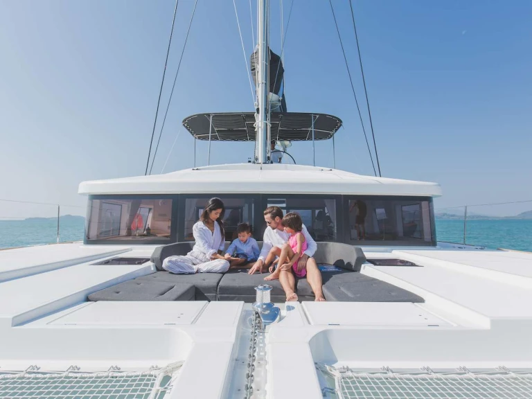 Lagoon Blue Moon między profesjonalistami a osobami prywatnymi w Phuket (City)