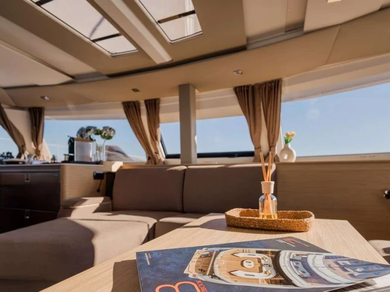 Fountaine Pajot KEBISIKS między profesjonalistami a osobami prywatnymi w Ateny