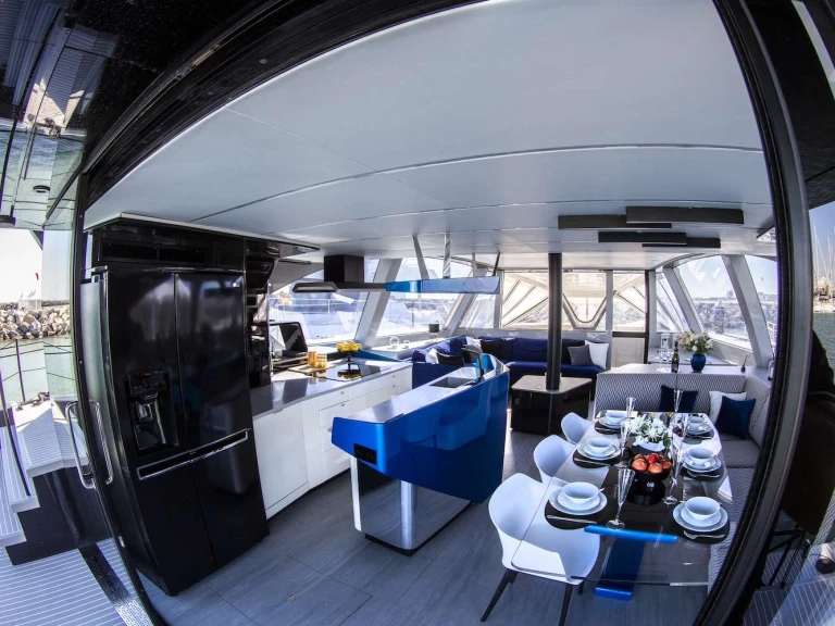 Wave Catamarans WAVE  między profesjonalistami a osobami prywatnymi w Portisco