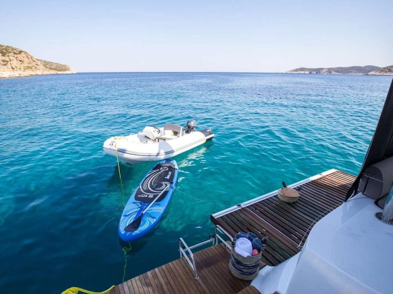 Lagoon ANDIAMO między profesjonalistami a osobami prywatnymi w Piraeus