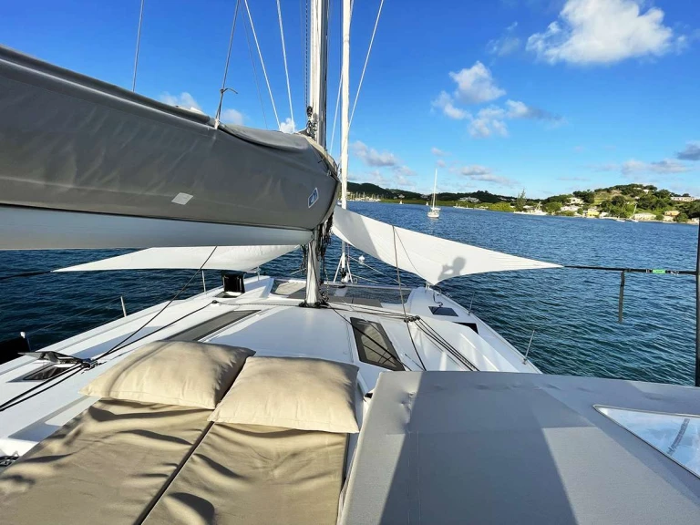 Fountaine Pajot JIOIA 3 między profesjonalistami a osobami prywatnymi w Karaiby