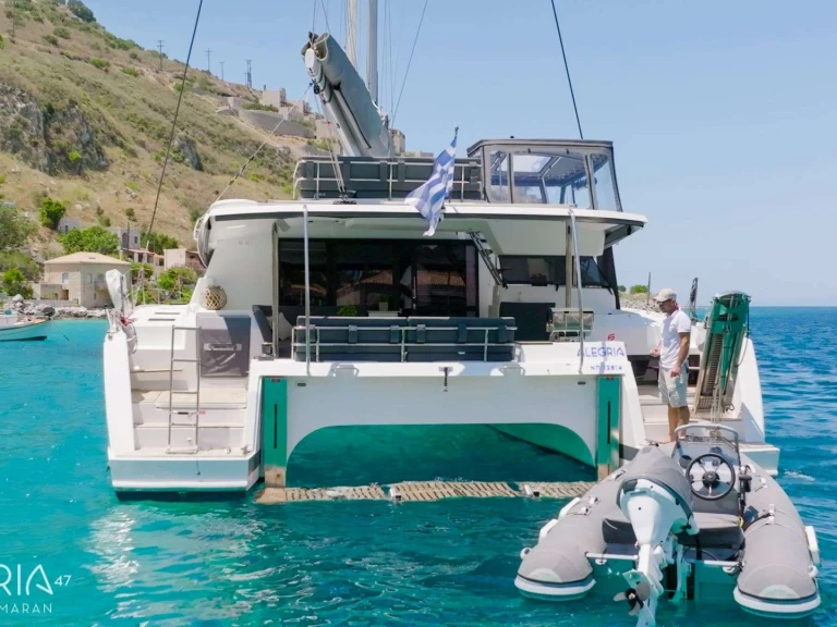 Fountaine Pajot ALEGRIA między profesjonalistami a osobami prywatnymi w Kalamata