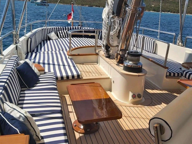 Perini Navi ELLEN między profesjonalistami a osobami prywatnymi w Monte-Carlo