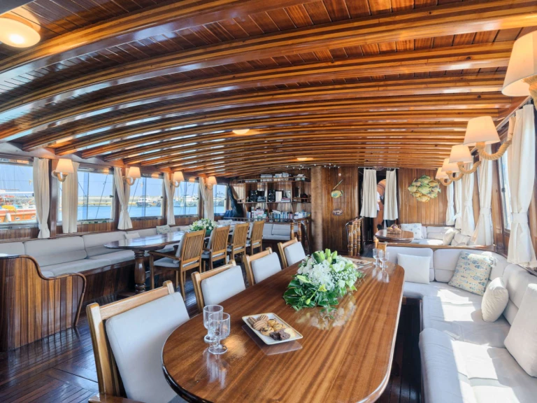 Custom Gulet-Motor Sailor THALASSA między profesjonalistami a osobami prywatnymi w Piraeus