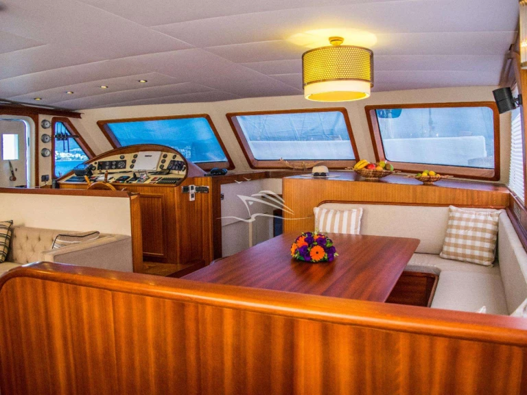 Mastori Yachts, Bodrum Papa Joe między profesjonalistami a osobami prywatnymi w Piraeus