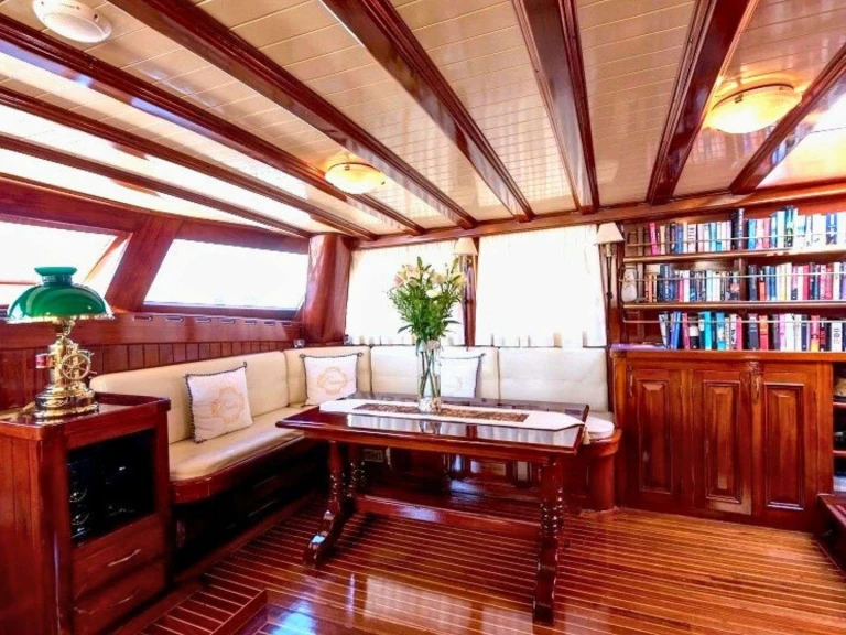 Turkish shipyard ERATO między profesjonalistami a osobami prywatnymi w Ateny