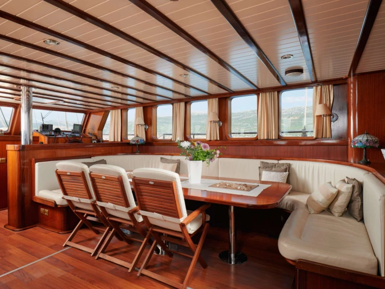 Wynajmij Custom QUEEN OF ADRIATIC w Kastel Gomilica
