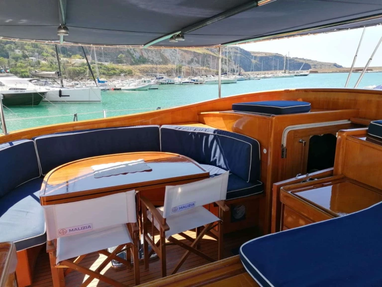 Perini Navi MALIZIA między profesjonalistami a osobami prywatnymi w Sicily (Island)