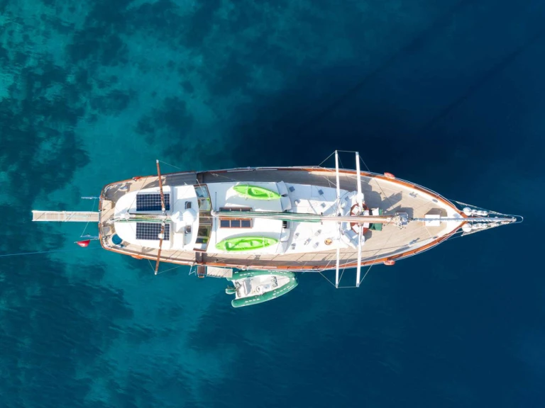 Orion Yachts Lady Freya między profesjonalistami a osobami prywatnymi w Rodos