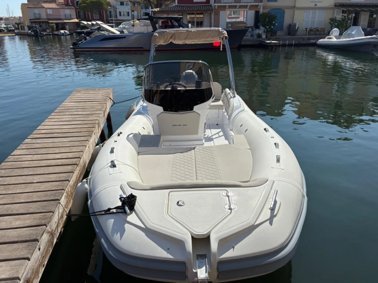 Łódż półsztywna do wynajmu w Port Grimaud w najlepszej cenie