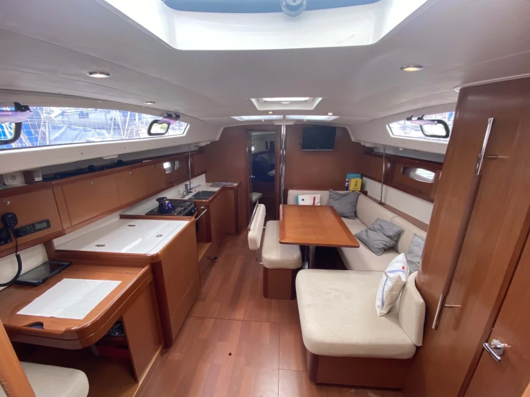 Bénéteau Oceanis 43 między profesjonalistami a osobami prywatnymi w Saint-Mandrier-sur-Mer
