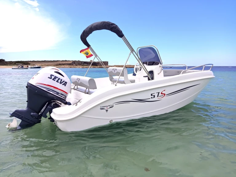 Trimarchi 57S między profesjonalistami a osobami prywatnymi w Ibiza Town