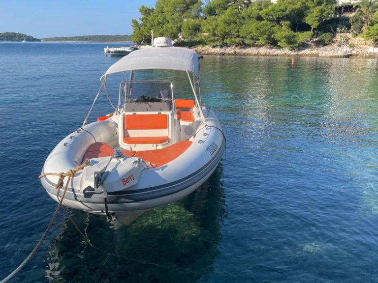 Wynajem Łódż półsztywna Marlin Boat z patentem 