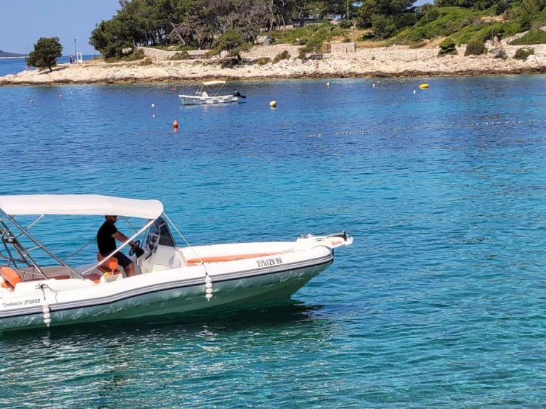 Wynajmij Łódż półsztywna z lub bez skippera Marlin Boat w Hvar