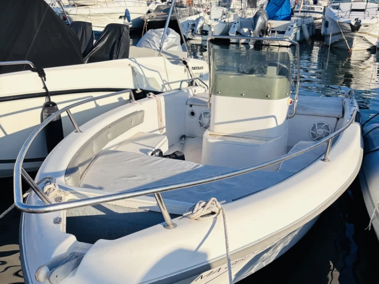 Sessa Marine Key Largo 16 między profesjonalistami a osobami prywatnymi w Cannes