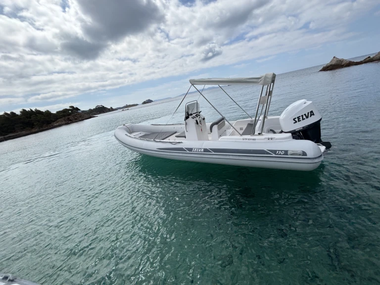 Joker Boat Joker Boat 630 między profesjonalistami a osobami prywatnymi w Hyeres