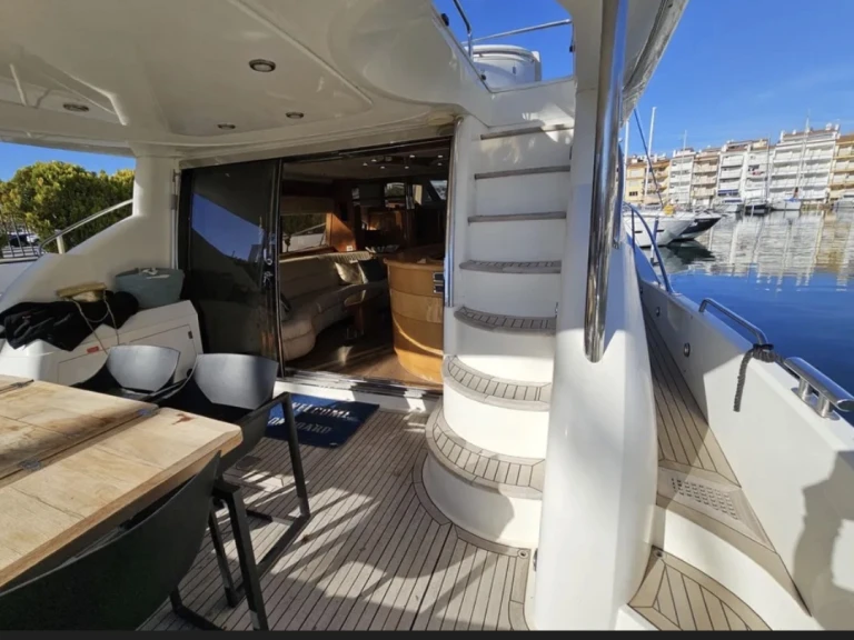 Sunseeker Manhattan 74 MK II między profesjonalistami a osobami prywatnymi w Golfe-Juan