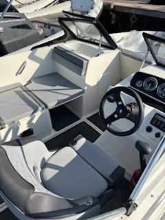 Wynajem Motorówka Bayliner z patentem 