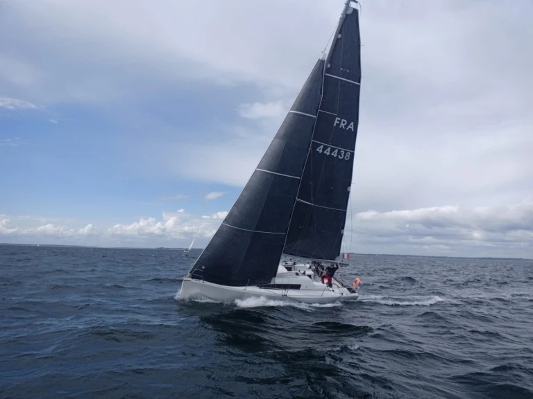 Jeanneau Sun Fast 3200 między profesjonalistami a osobami prywatnymi w La Trinité-sur-Mer