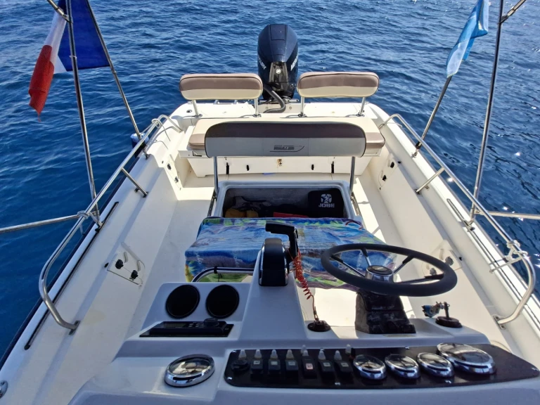 Wynajem Motorówka Boston Whaler z patentem 