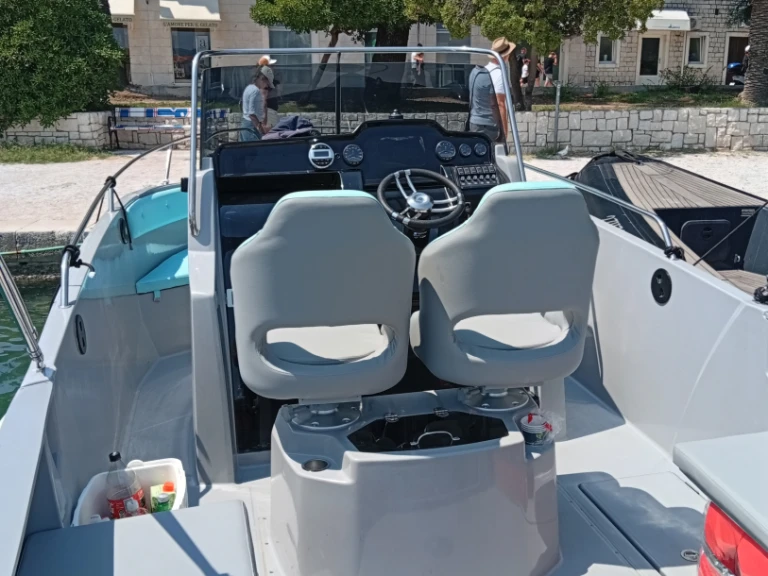 Wynajmij Motorówka z lub bez skippera Jeanneau w Split