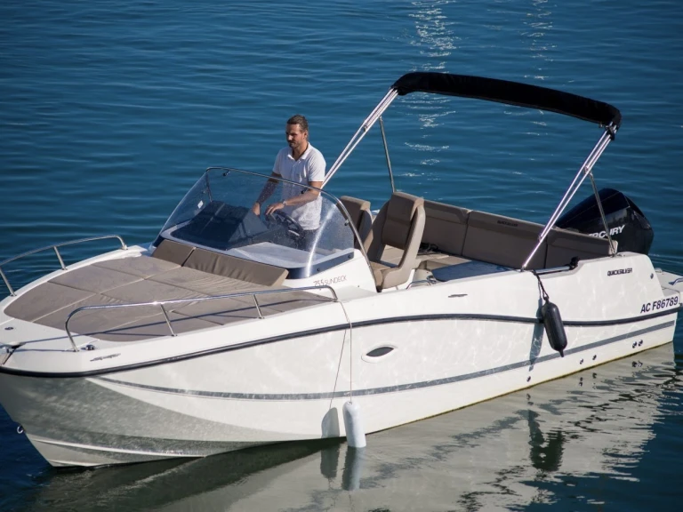 Quicksilver Activ 755 Sundeck między profesjonalistami a osobami prywatnymi w Marsylia