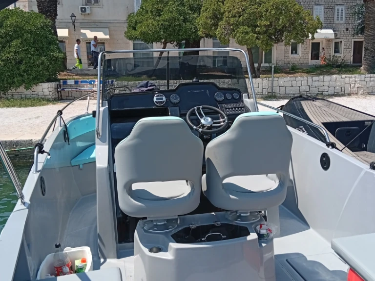 Wynajem Motorówka w Split - Jeanneau Cap Camarat 7.5 CC Style