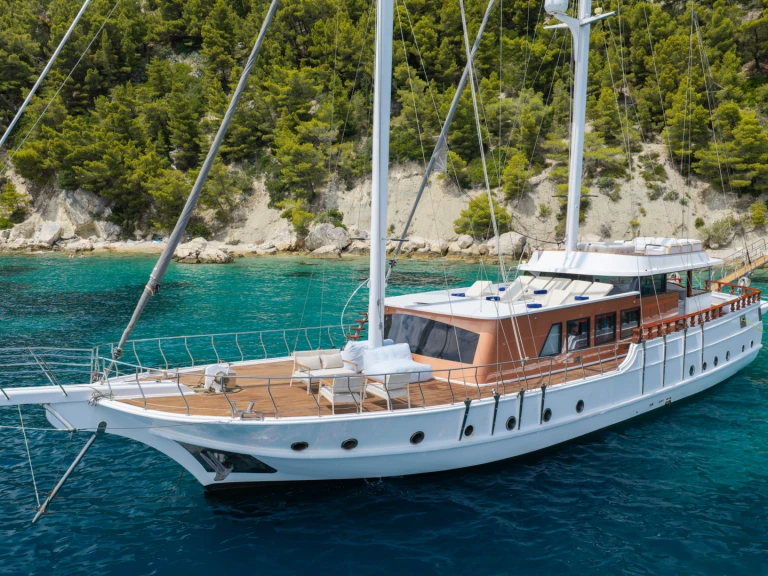 Wynajmij Custom Made Phoenix Bronze w Kaštel Stari