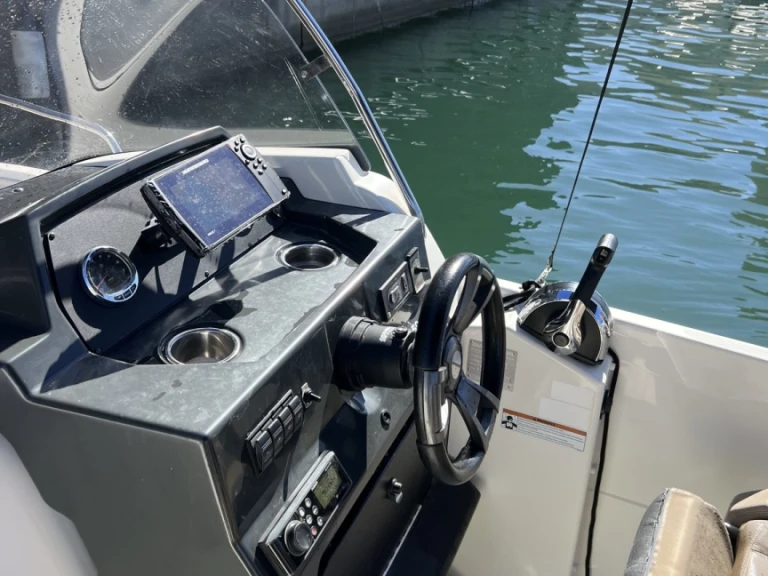 Quicksilver Activ 675 Sundeck między profesjonalistami a osobami prywatnymi w Marsylia