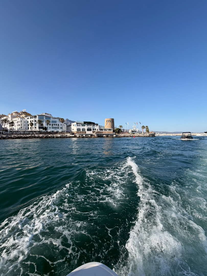 Wynajmij Motorówka z lub bez skippera Monterey w Marbella