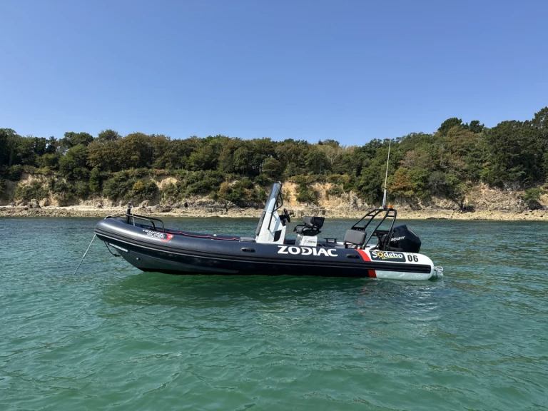 Wynajem Łódż półsztywna Zodiac z patentem 