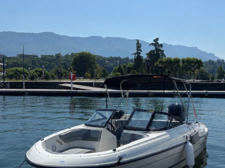 Bayliner VR4OE między profesjonalistami a osobami prywatnymi w Aix-les-Bains