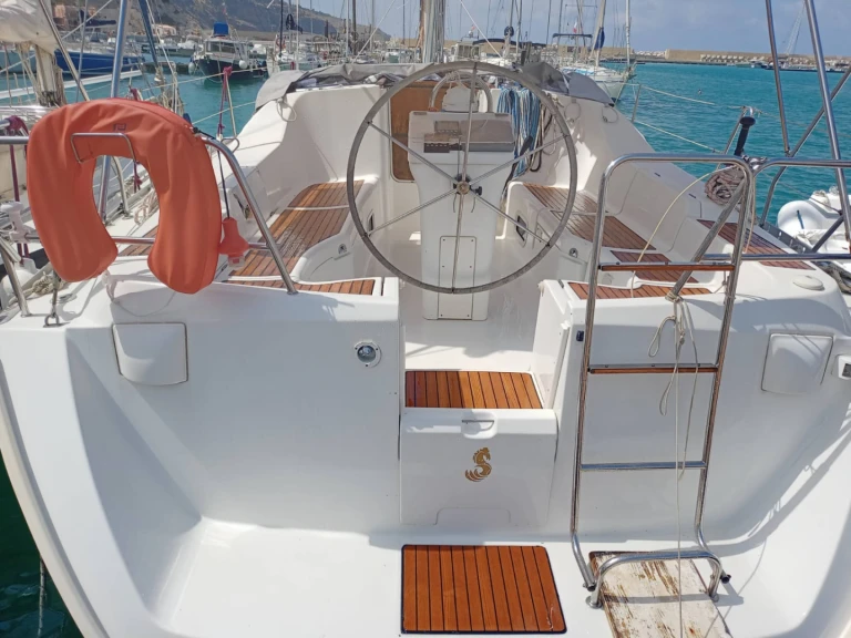 Bénéteau Oceanis 393 Clipper między profesjonalistami a osobami prywatnymi w Castellammare del Golfo